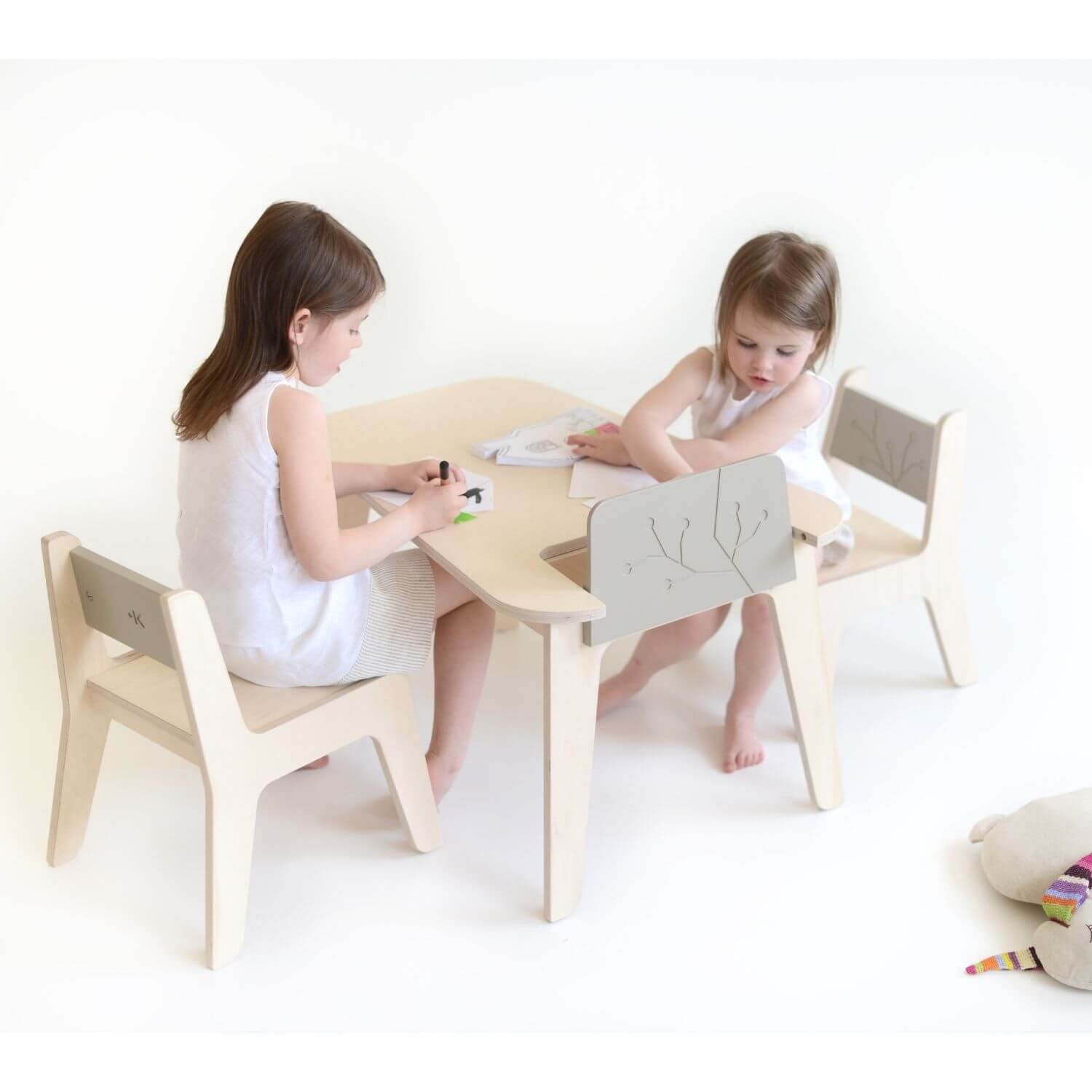 Voorverkoop wit Charles Keasing houten speeltafel met stoeltjes voor de kinderen