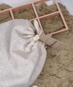 zand letter uitstekers met lijntjesmaker Sassefras